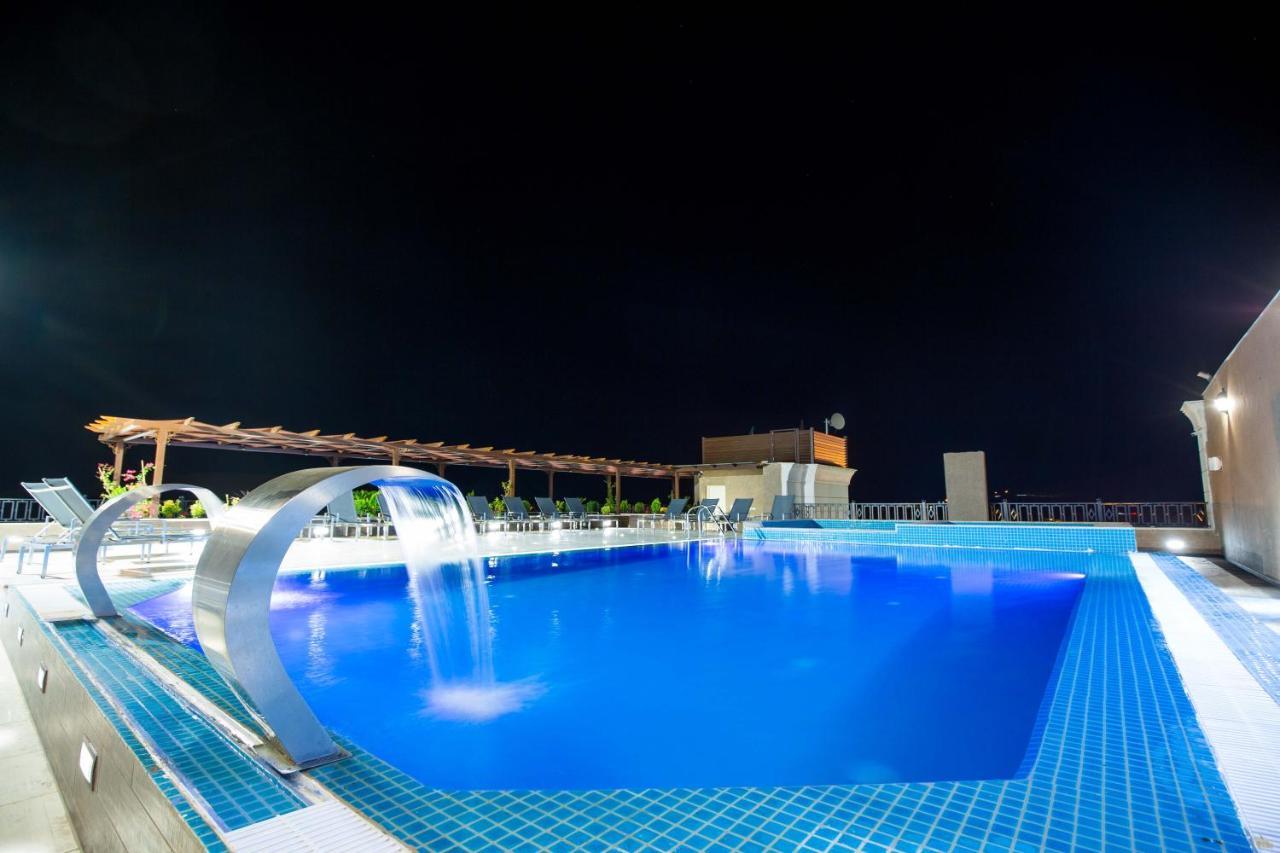 Petra Moon Luxury Hotel Wadi Musa Exterior photo Rooftop pool at the hotel